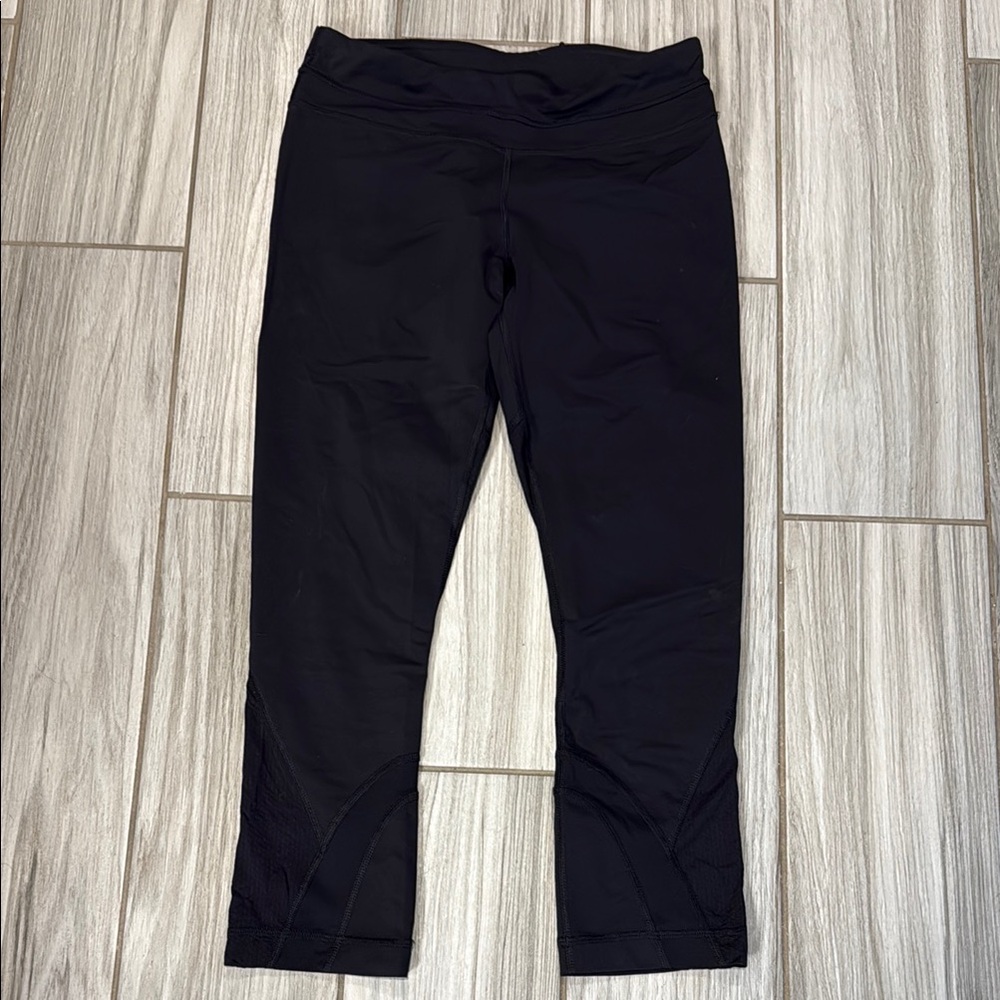 Lulu Lemon size 6 3/4 crop leggings with rear pocket